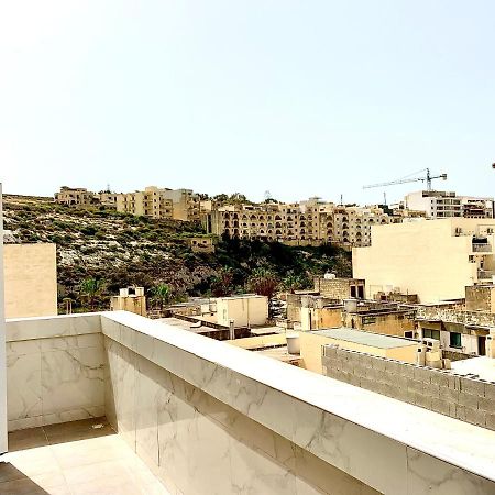 Private Bedroom With Balcony In A Shared Apartment At The Bay Of Xlendi Exterior photo
