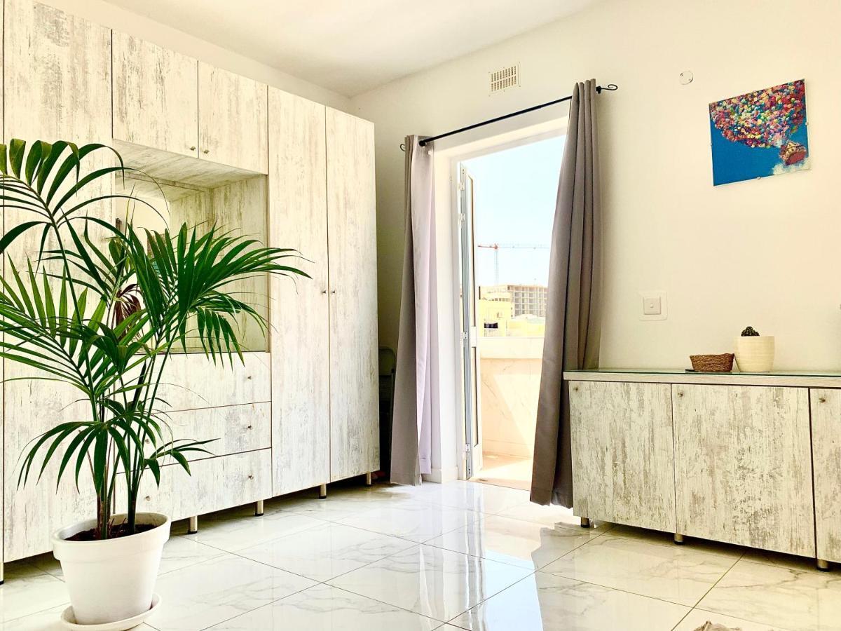 Private Bedroom With Balcony In A Shared Apartment At The Bay Of Xlendi Exterior photo